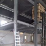 Demontage von Kühlhäusern und Stahlgestell mit Lastenaufzug