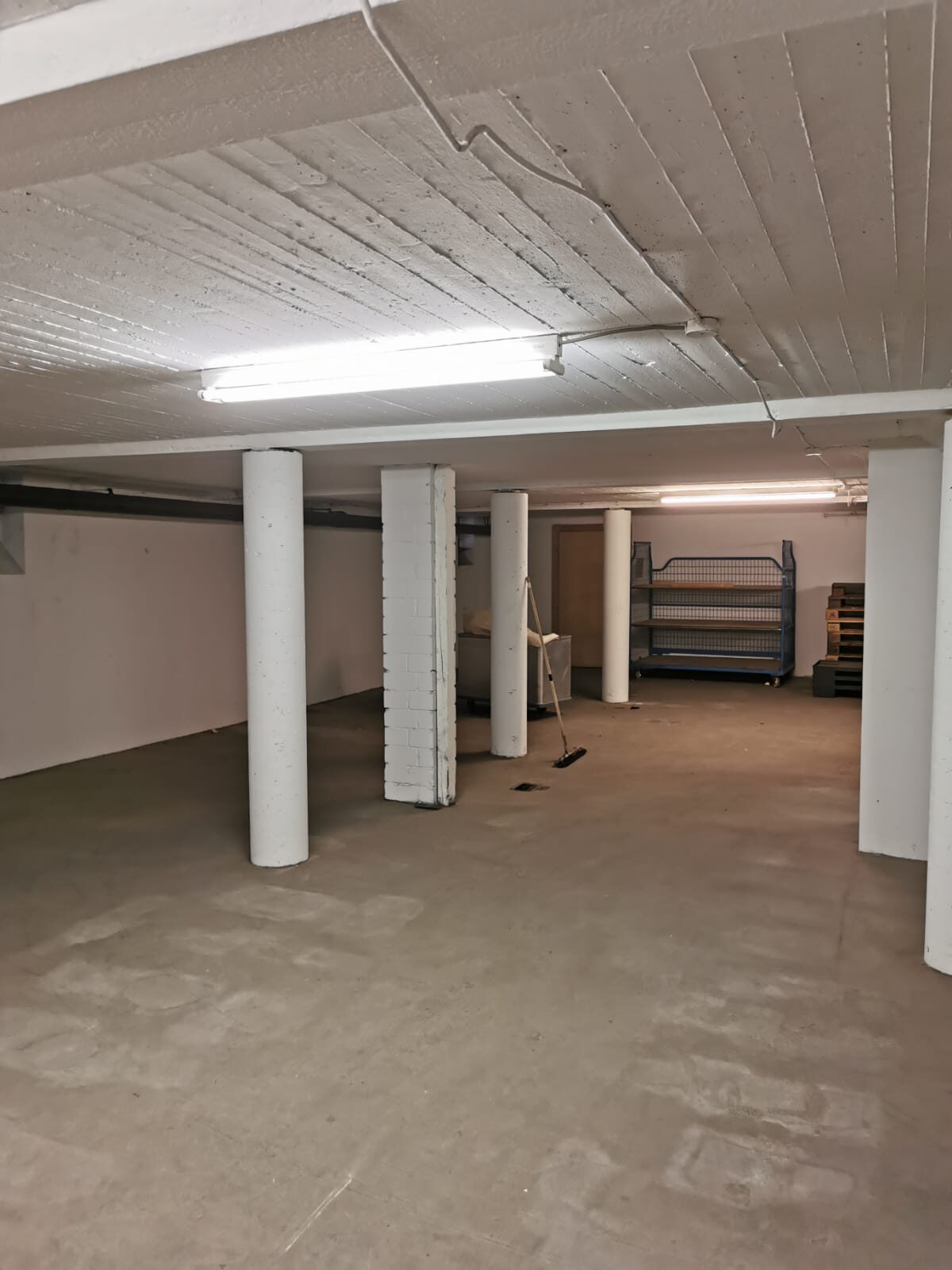 Leergeräumter, sauberer Keller