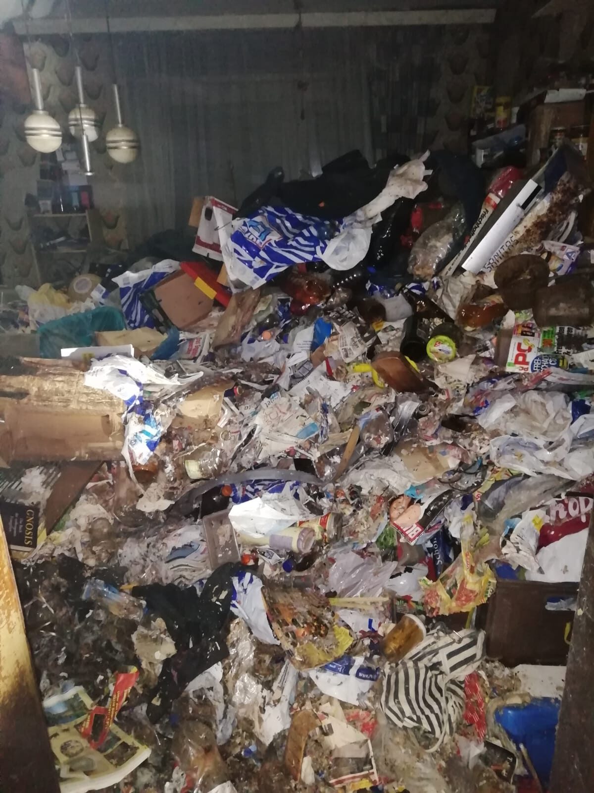 Stark vermülltes Zimmer vor der Entrümpelung