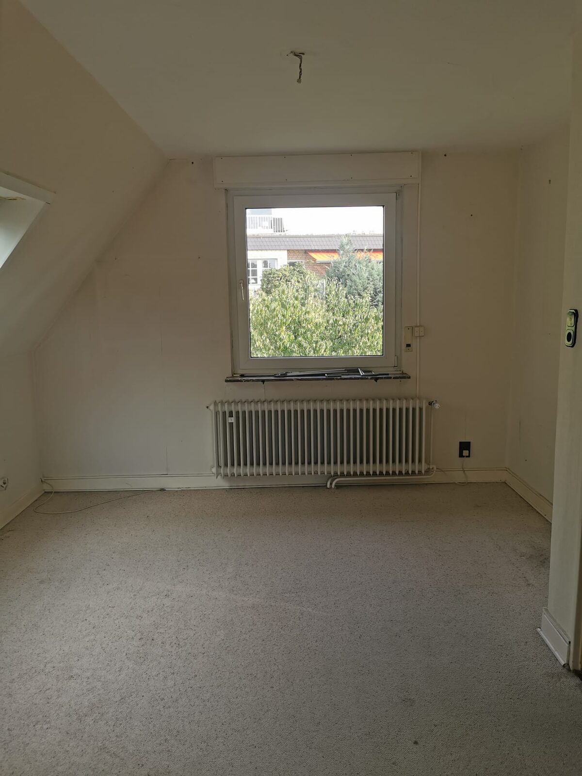 Besenrein geräumtes Zimmer nach der Entrümpelung