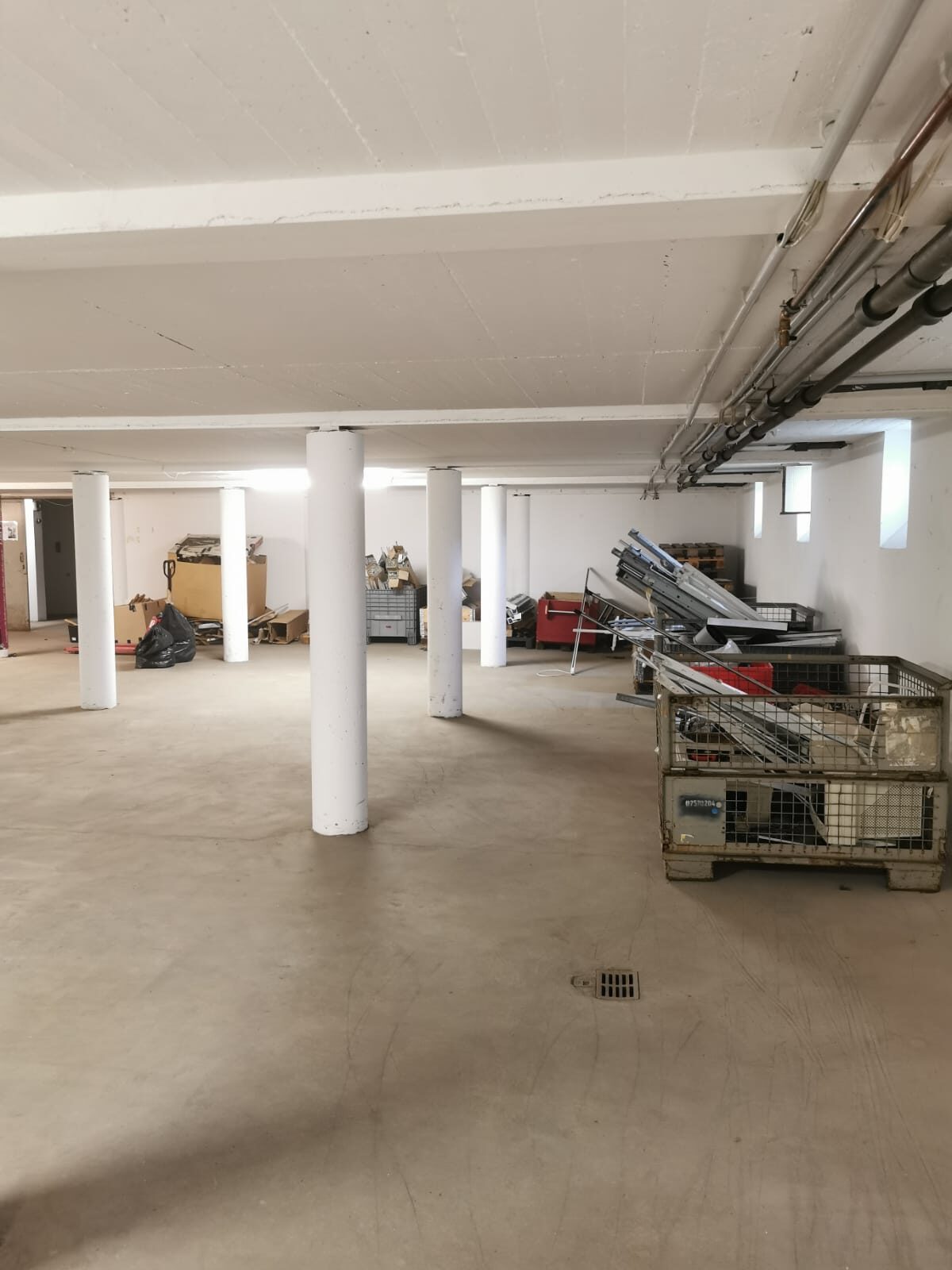 Große, leere Gewerbefläche nach der Räumung